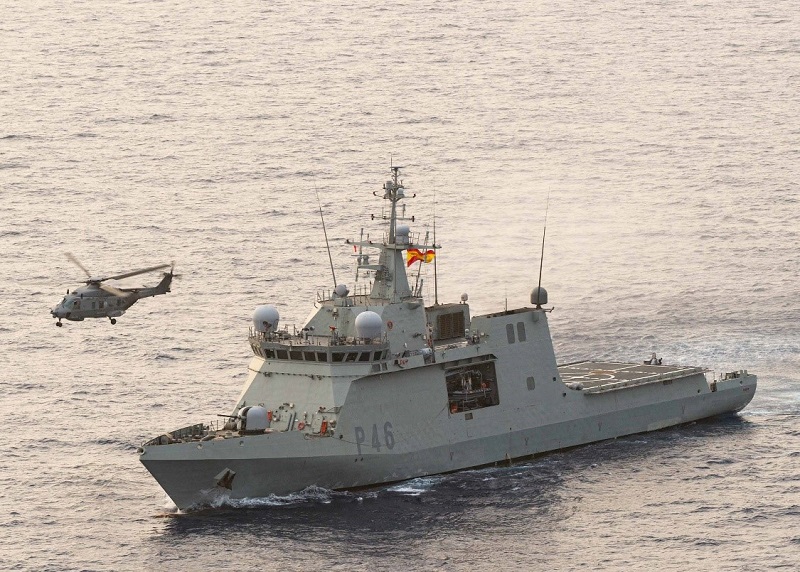Collaboration with an Italian helicopter during the 2021 deployment in the Gulf of Guinea.